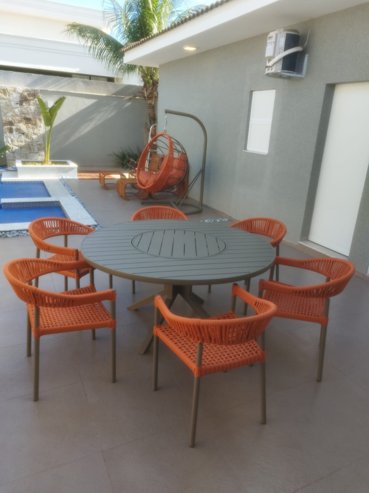 Conjunto de mesa e cadeiras em área de piscina