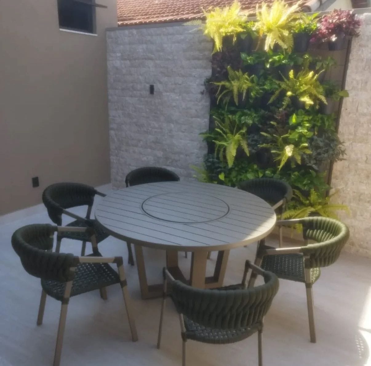 Mesa e cadeiras em jardim