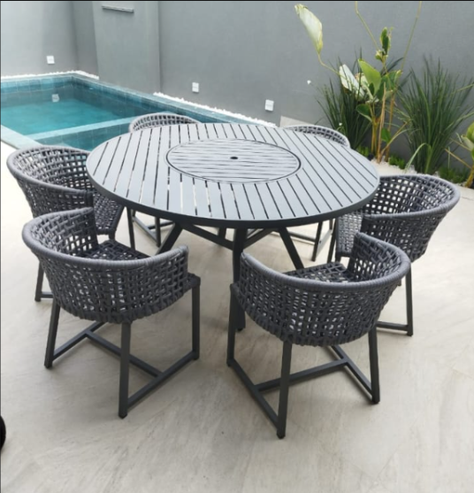 Conjunto preto ao lado da piscina