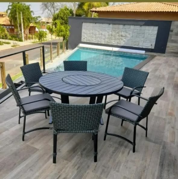Mesa e cadeiras em varanda