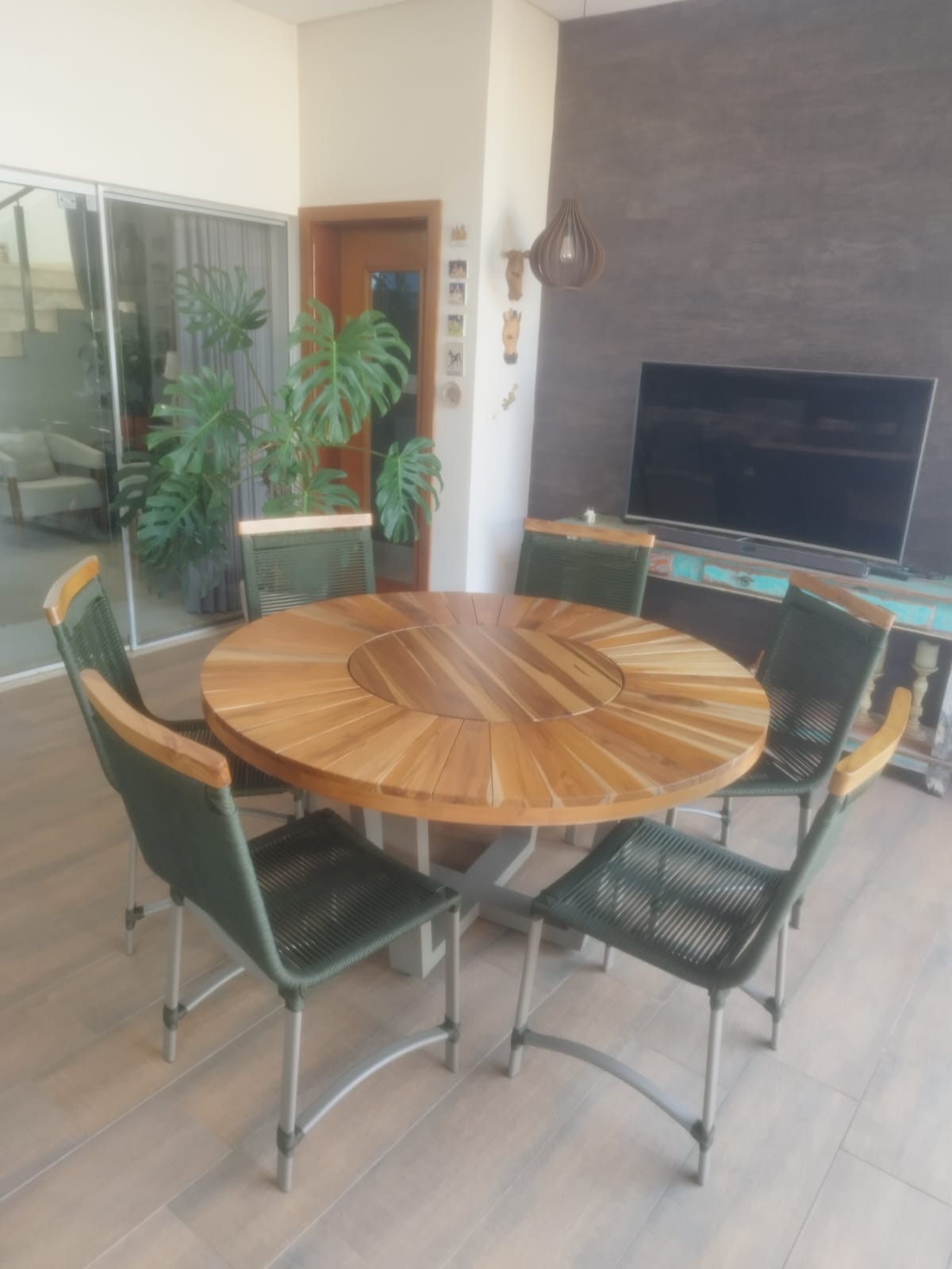 Mesa de madeira em área gourmet