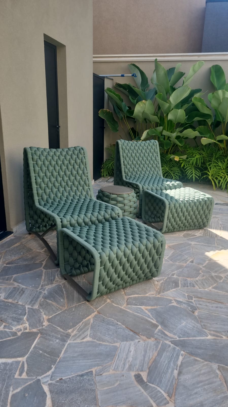 Poltronas verdes para área externa